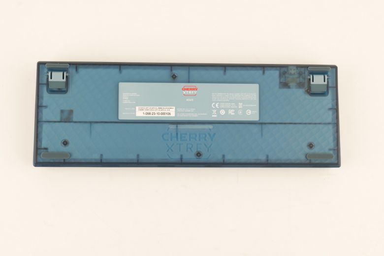 뒷면에 체리 첵스트리파이 로고를 새겼다.