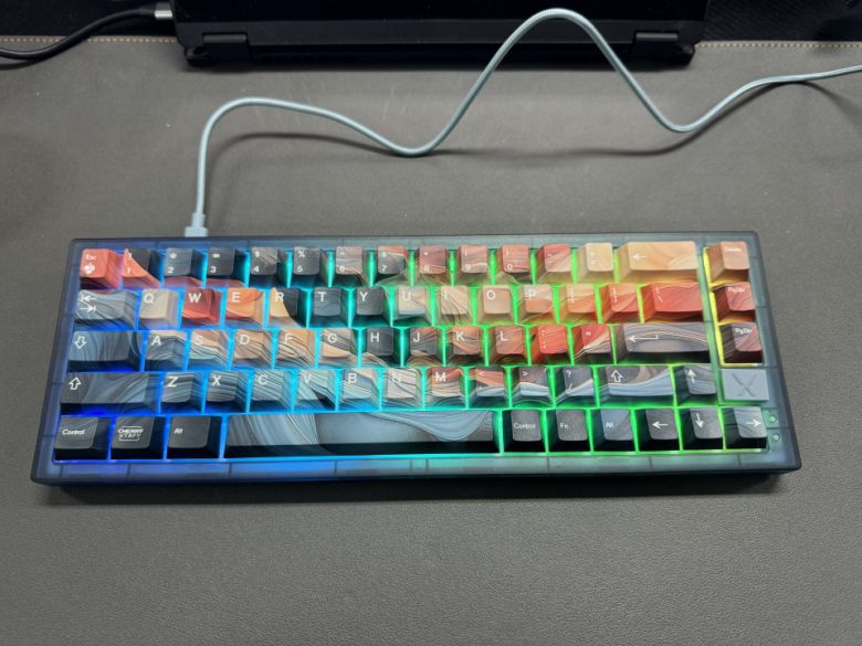 별도의 소프트웨어 없이도 RGB 효과를 제어할 수 있으며, USB 3 모드로 사용하면 더욱 밝고 화려한 RGB 효과를 제공한다.