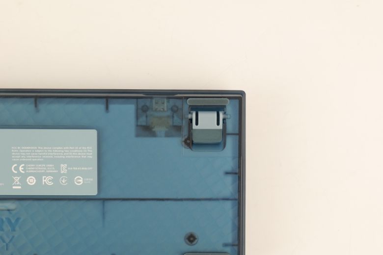 반투명한 하우징을 사용해 내부가 비친다.