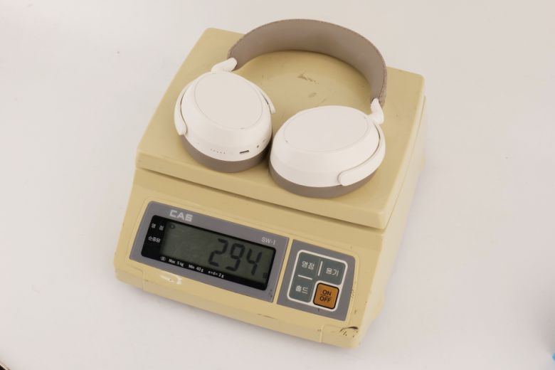 헤드폰 본체의 무게는 294g으로 확인됐다.