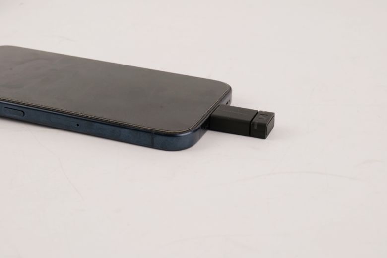 아이폰 15 프로에 직접 연결해보니 동글의 두께 자체가 얇은 까닭에 큰 위화감 없이 장착되는 것을 확인할 수 있었다.