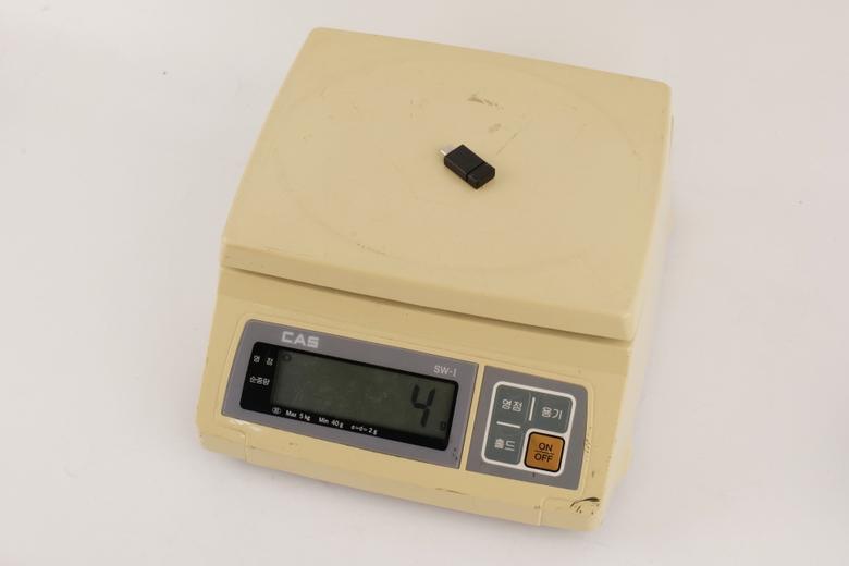 동글 본체와 어댑터를 합쳐도 실측 무게는 4g 수준에 불과하다.