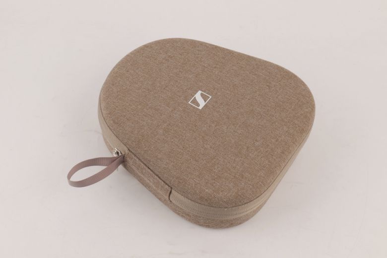 제품 패키지를 개봉하면 단단한 재질의 하드 케이스가 사용자를 반긴다.