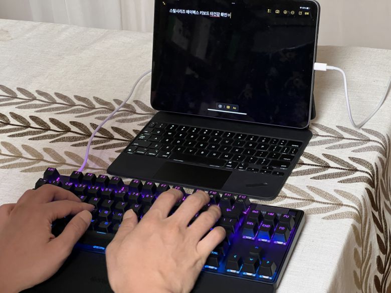 USB Type-C to C 케이블을 연결해보니, 아이패드에서도 키보드가 작동하는 것을 확인할 수 있었다.