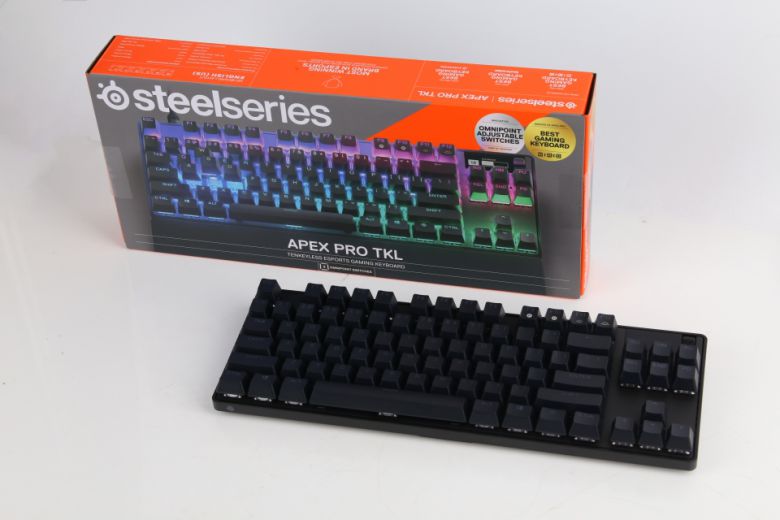 숫자키가 없는 텐키리스 폼팩터의 키보드인 만큼 마우스 무빙이 더 자유로워 기본적으로 FPS 게임에 더욱 특화된 모델이다.