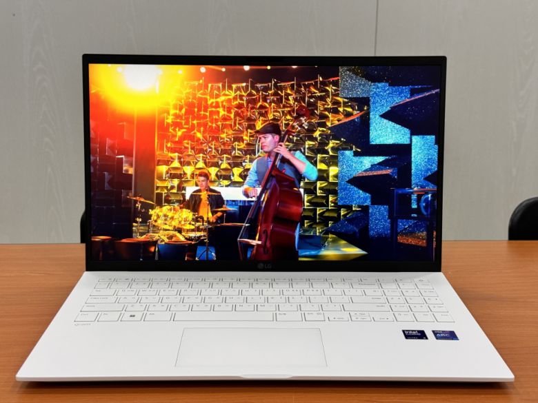 영상 콘텐츠 시청용으로도 빛을 발휘한다.