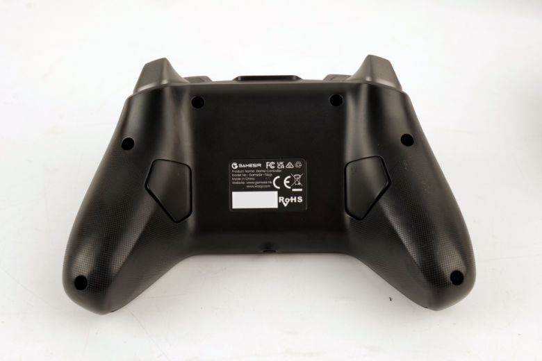 게임패드 후면에 백 버튼이 위치하는데, 원하는 버튼을 할당하면 복잡한 입력도 더욱 손쉽다.