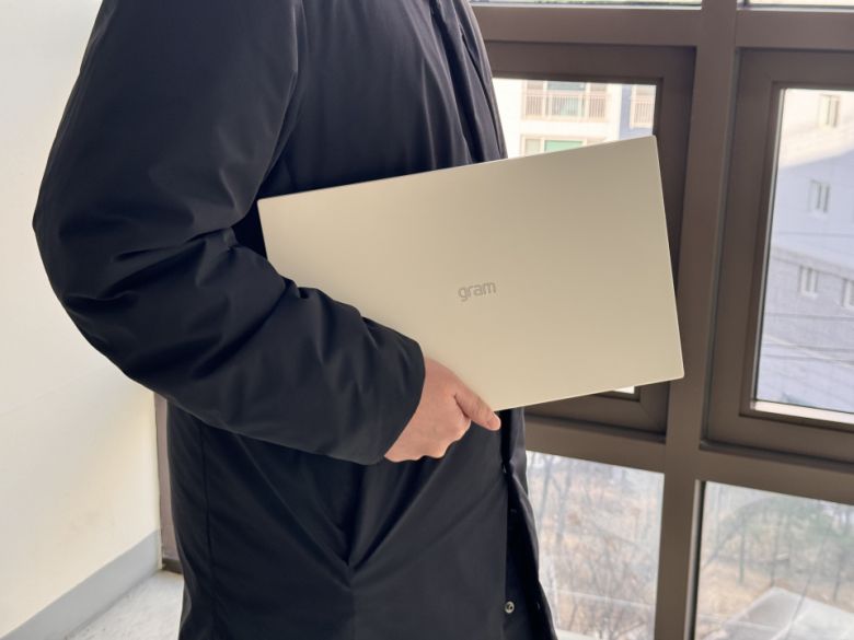 15.6형급 노트북부터는 휴대가 부담이 되는 경우가 많은데, 15ZD90S-GX56K는 그런 느낌이 없었다.