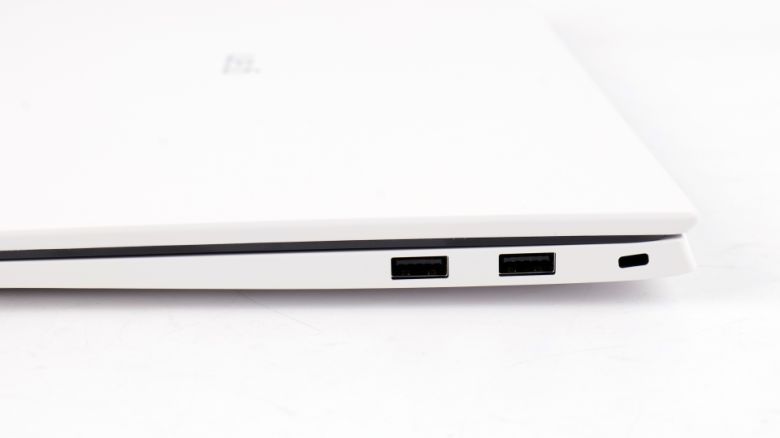 오른쪽에는 USB 마우스 및 키보드를 쉽게 연결할 수 있도록 USB Type-A 단자 2개가 위치한다.