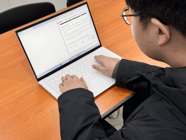 긴 오른쪽 쉬프트나 역 T자형 방향키 등 호불호가 적게 갈리는 키 배열을 채택했다. 또한, 터치패드는 면적이 넓고 감도가 뛰어나다.