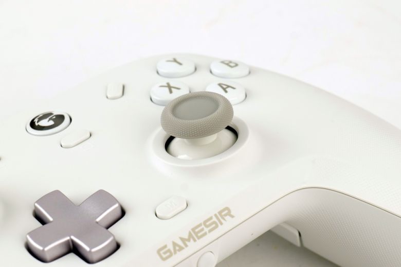 스틱의 최소 작동 범위인 ‘데드 존’이 작은 까닭에 정교한 컨트롤에도 특화됐다.