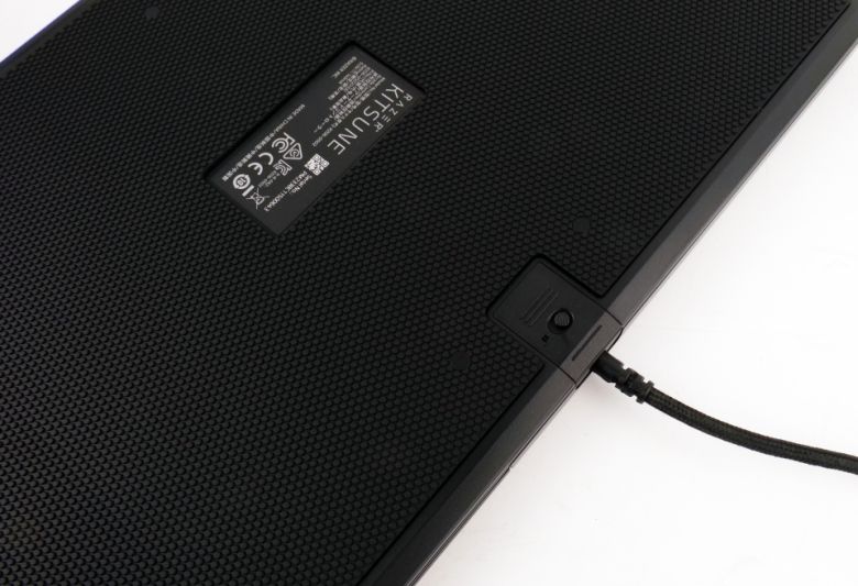 사용하는 중에 케이블이 빠지지 않도록 잠금 기능이 있다.