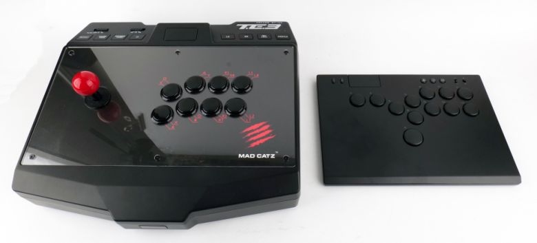 아케이드 스틱과 비교하면 크기가 상당히 작다.