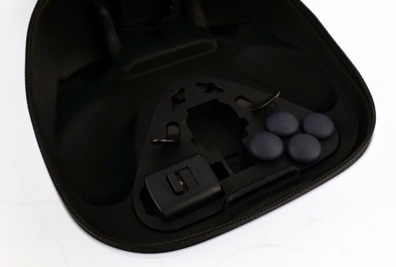 파우치에는 다양한 액세서리가 포함되어 있다.