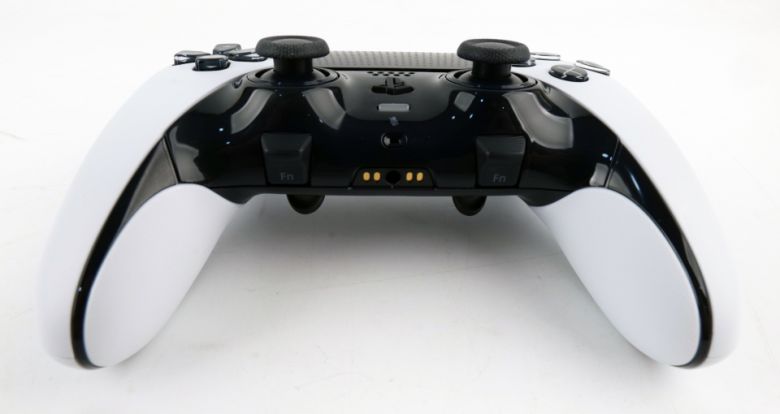 아랫부분에는 기능키 등이 있다.