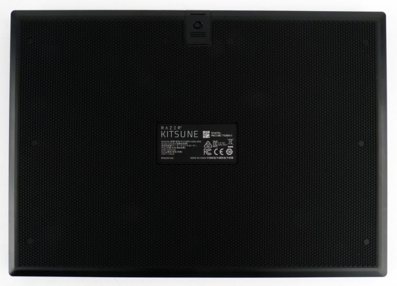 하판에는 미끄럼 방지를 위해 고무 패킹이 넓게 부착되어 있다.