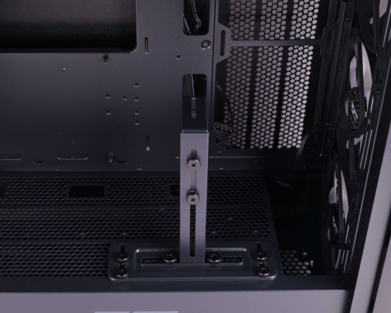 일체감있는 그래픽카드 지지대를 기본 제공한다.