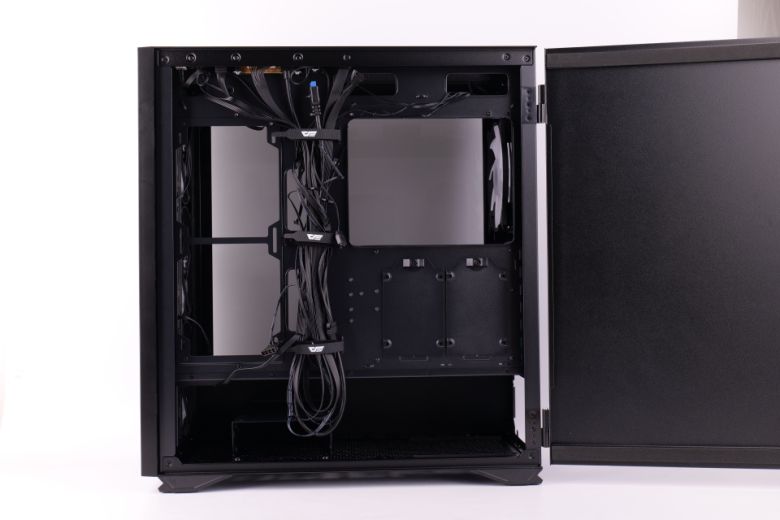 우측에 보이는 SSD 브라켓에 최대 SSD를 2개 설치할 수 있다. 좌하단(파워 장착부 왼쪽)의 저장장치 베이에는 최대 HDD 2개 또는 SSD 2개를 설치할 수 있다.