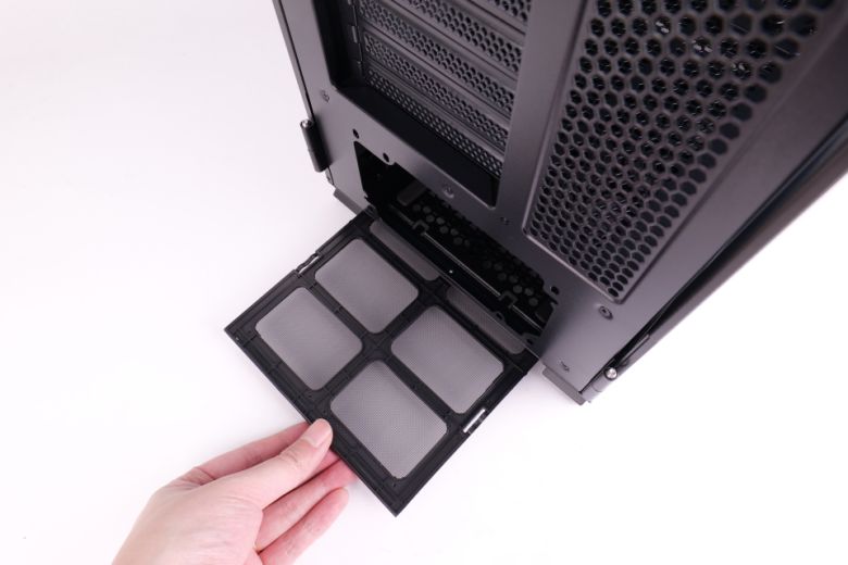 하단 먼지필터가 슬라이딩 방식으로 변경되어 탈착이 편하다