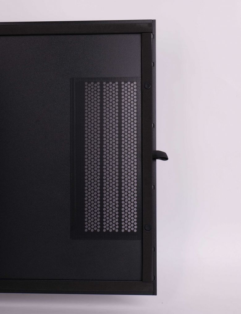 우측면 금속 패널 먼지필터. 섬유재질의 스윙도어 손잡이도 확이할 수 있다.