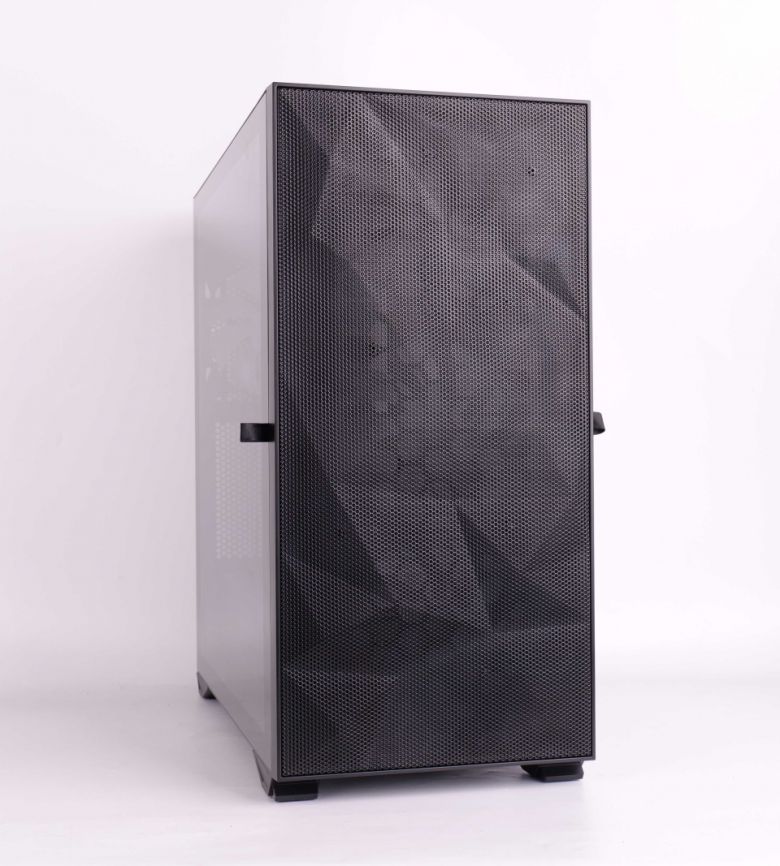 전면 메시 패널에 각진 패턴으로 포인트를 줬다.