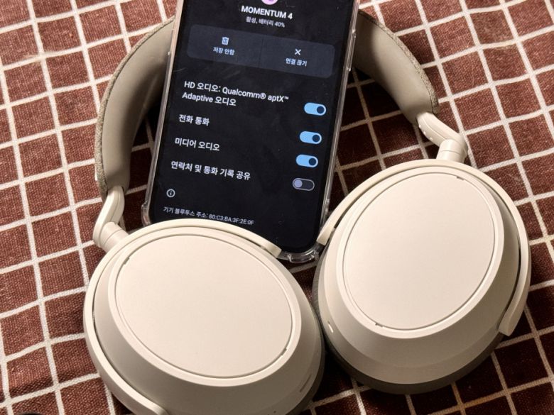 폰 투는 별도의 설정 및 주변기기 없이 AptX Adaptive를 바로 사용할 수 있다.