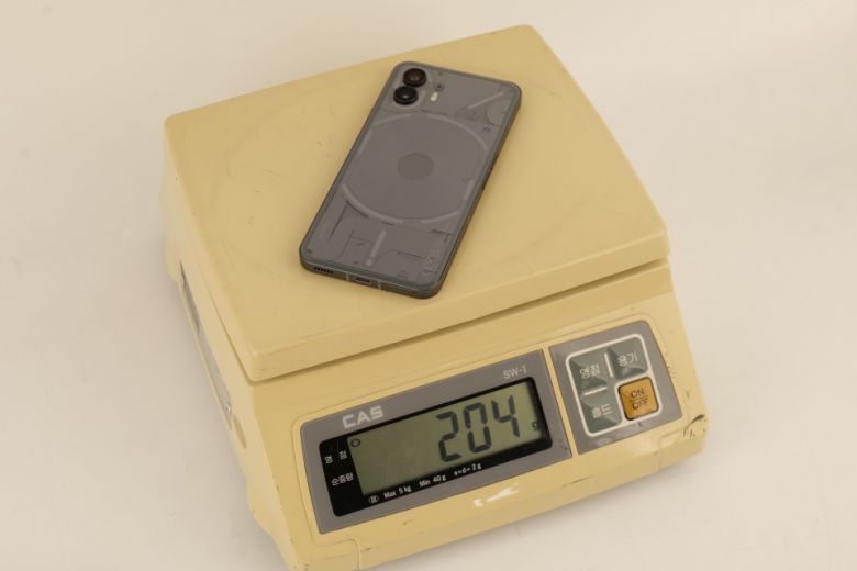 무게는 실측 기준 204g으로 확인됐다.