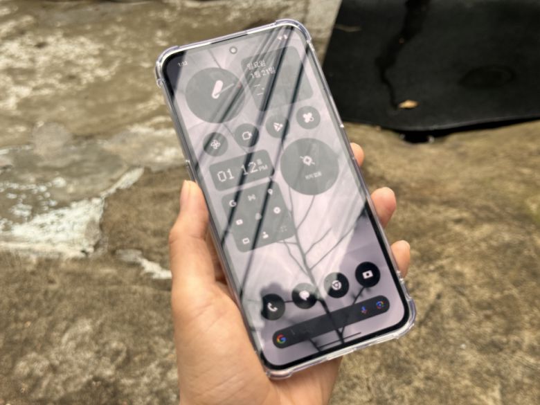 야외에서 최대 1000니트의 밝기를 구현할 수 있기 때문에 오후 1시에 실외에서 사용하는 것도 쾌적할 정도로 시인성이 우수했다.