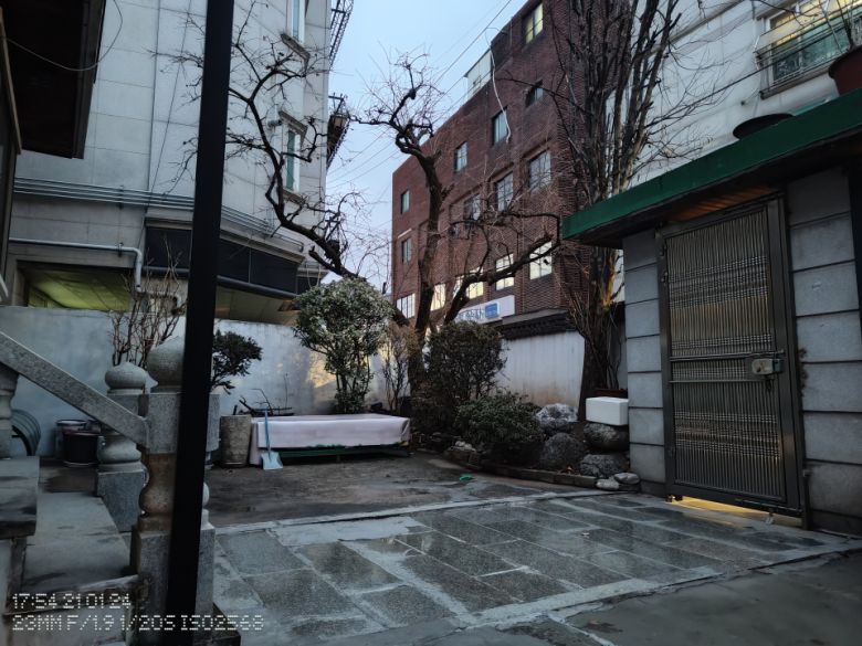 저조도 환경에서의 촬영도 진보한 덕에 폰 투를 메인 스마트폰으로 사용하기에도 충분할 것으로 보인다.