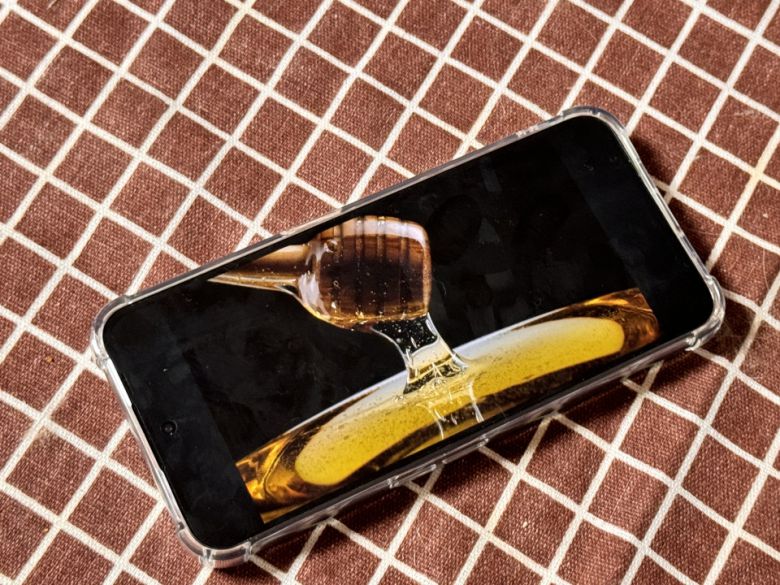 1~120Hz의 어댑티브 주사율을 지원하는 LTPO AMOLED 패널이 적용된 점도 눈길을 끈다.