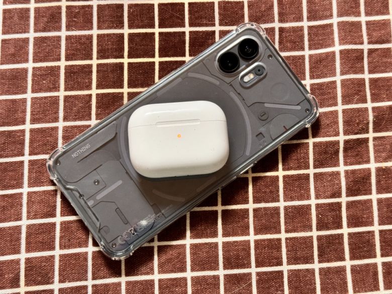 무선 이어폰이 Qi 무선충전을 지원할 경우 배터리가 부족한 긴급 상황에서 스마트폰만으로 손쉽게 충전할 수 있다.