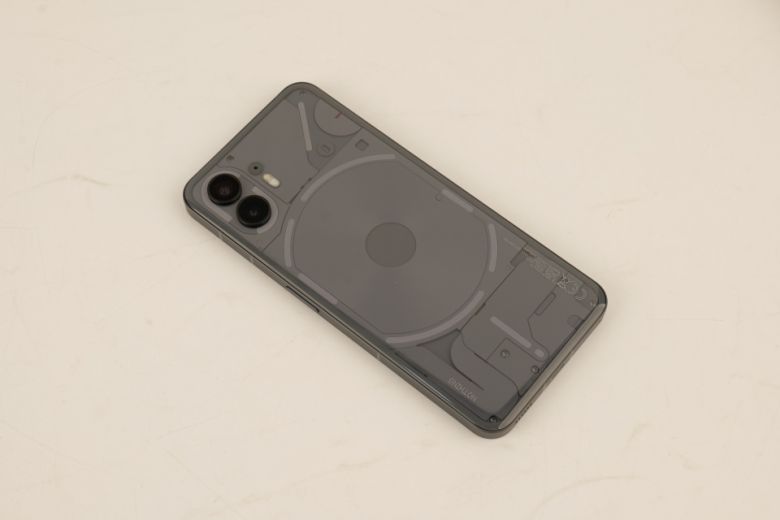 투명한 뒷면 디자인에 도트로 된 ‘Nothing’ 로고를 더했고 여러 개의 섬으로 구성된 것 같은 개성 있는 디자인을 택했다.