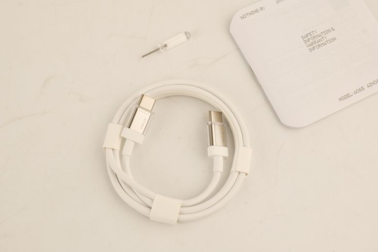 낫싱 특유의 패밀리 룩인 투명 디자인이 적용된 까닭에 소소한 구성품에서도 낫싱만의 감성을 느낄 수 있었다.