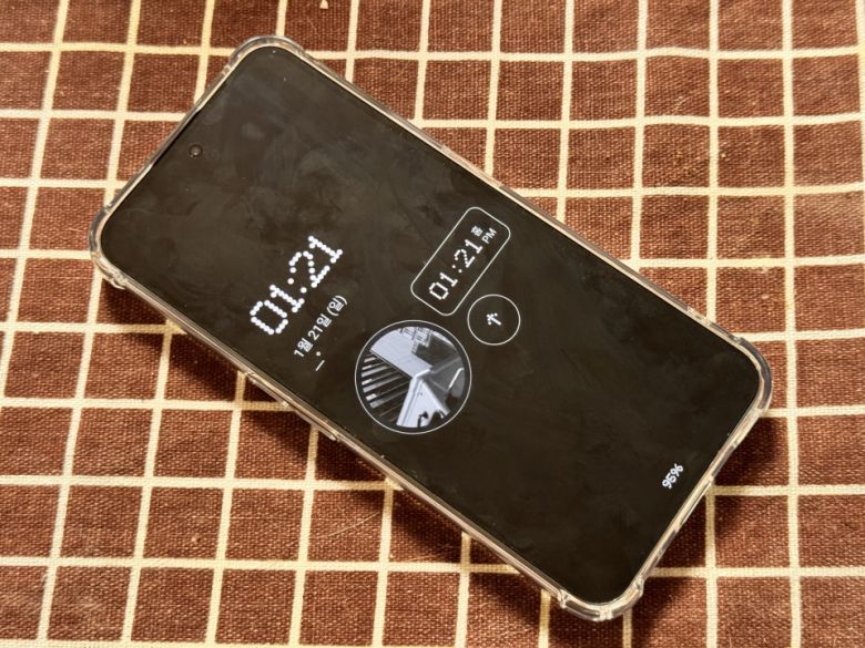 화면이 항상 켜져있는 AOD(Always On Display) 기능도 더욱 진보했다.