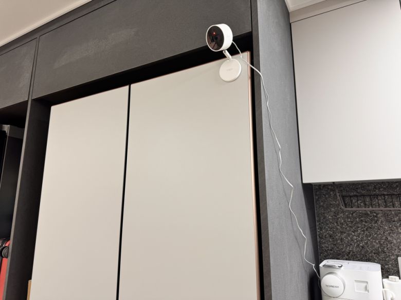 거실에서 사용할 경우 냉장고에 Tapo C125를 부착하는 것도 유용하다.