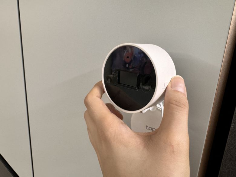 Tapo C125 측면에 위치한 버튼을 누르면 물리적인 셔터로 렌즈를 가리기 때문에 프라이버시가 필요한 순간에 사생활을 보호할 수 있다.