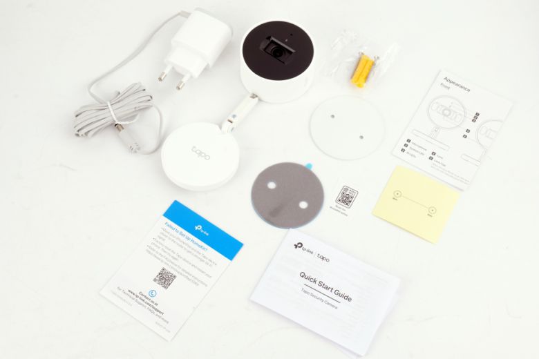 카메라 본체, 전원 어댑터, 빠른 설치가이드, 마운팅 스크류, 마운팅 플레이트, 카메라 베이스, 금속 플레이트가 동봉된다.