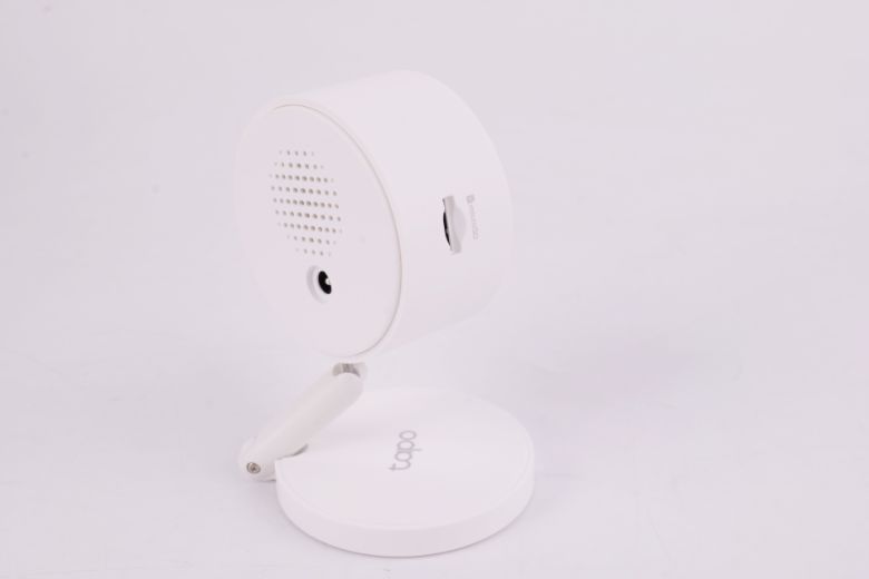 각도를 자유롭게 조절할 수 있는 구조이고 스피커 및 마이크가 내장됐다.