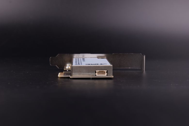 동봉되는 케이블로 메인보드의 USB 내부 커넥터와 연결하면 블루투스 5.2를 사용할 수 있다.