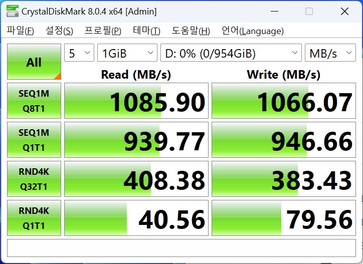 크리스탈디스크마크(CDM)를 통해 속도를 확인했다. 제품 스펙에 준하는 순차 읽기 속도는 1,085.9MB/s, 순차 쓰기 속도는 1,0 66.07MB/s를 기록했다.