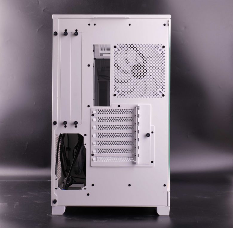 좌측 아래에는 파워서플라이 장착부, 좌측 위에는 저장장치 브라켓이 위치해 있다. PCIe 슬롯은 7개가 제공된다.