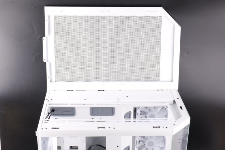 상단 금속 메시패널 역시 볼헤드 클램프로 결합된다.