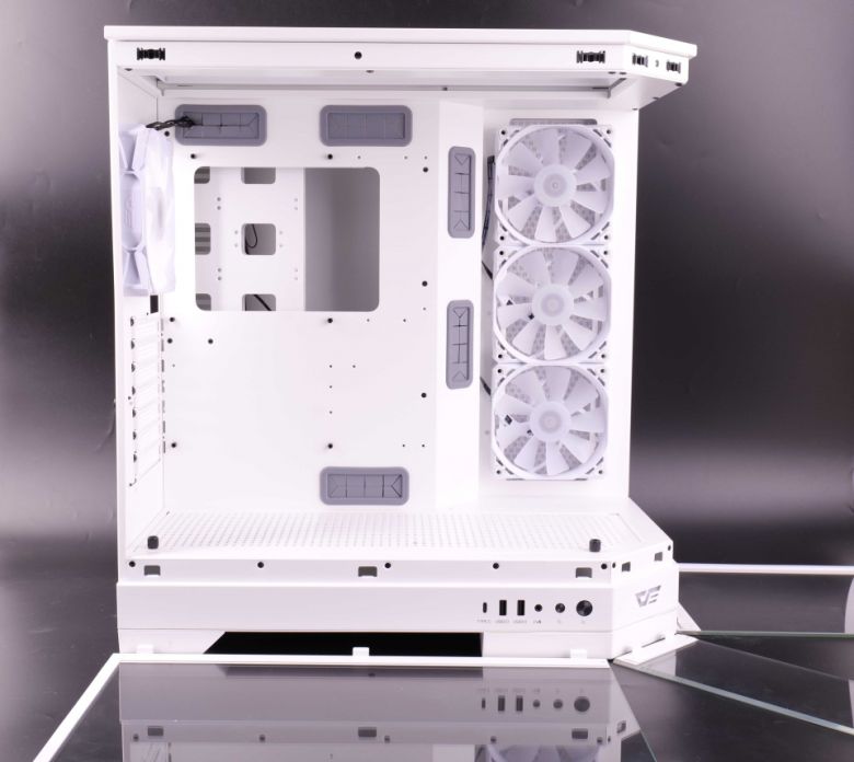 3면 강화유리가 모두 볼헤드 클램프 방식으로 분리된다. 측면에 120mm 쿨링팬과 후면 쿨링팬을 확인할 수 있다