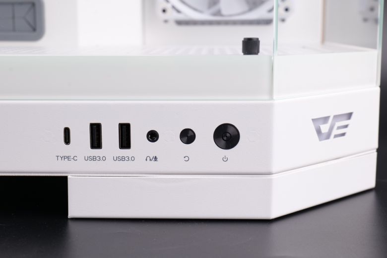 I/O 단자부는 USB Type-C, USB 3.0 Type-A x2, 오디오, 리셋, 전원 버튼으로 구성되었다.