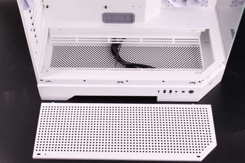 하단 쿨링팬 장착부를 가려주는 메시 패널. 깔끔한 외관을 유지할 수 있도록 도와준다.