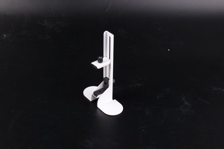 자석이 적용된 그래픽카드 지지대를 기본 제공한다.