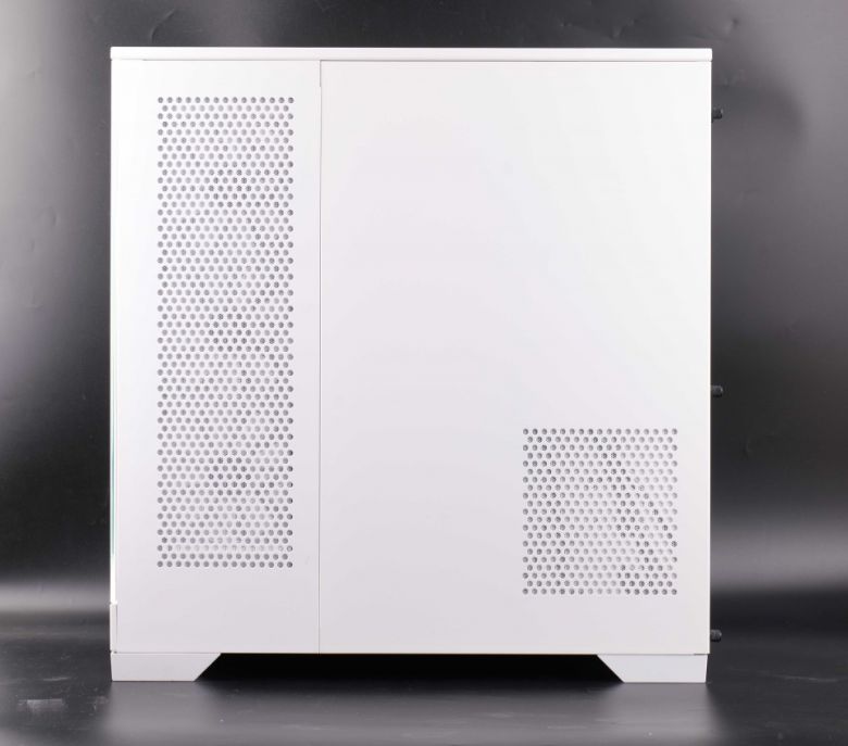 우측면 패널은 2개로 분리되어 있으며, 측면 쿨링팬 부분과 파워서플라이 부분에 각각 메시 디자인이 적용되었다.