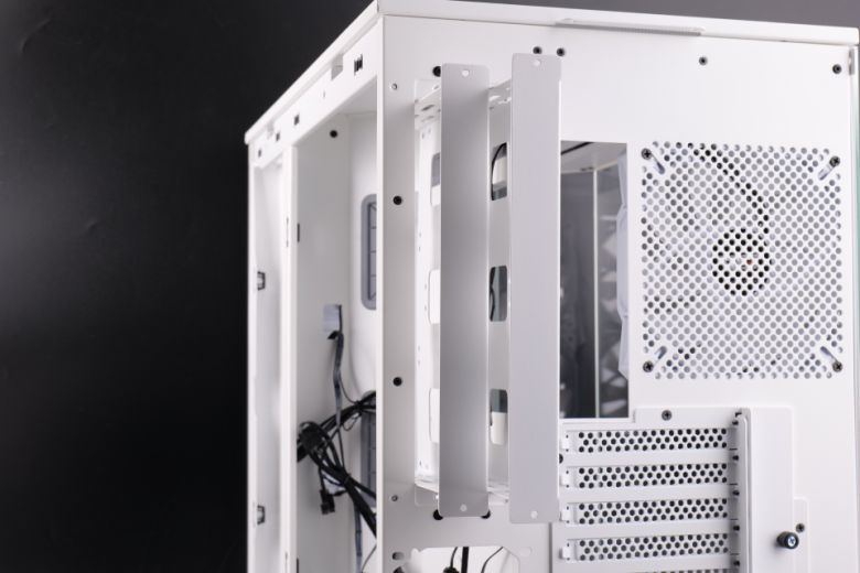 저장장치 브라켓은 손나사를 분리해 꺼낼 수 있다.