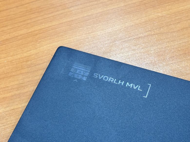 제품 상판에 암호가 담긴 점이 흥미를 끈다.