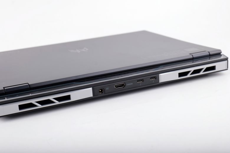 노트북을 모니터나 썬더볼트 독에 연결 시 더욱 깔끔하게 사용할 수 있도록 노트북 후면에까지 단자를 배치한 점이 인상적이다.
